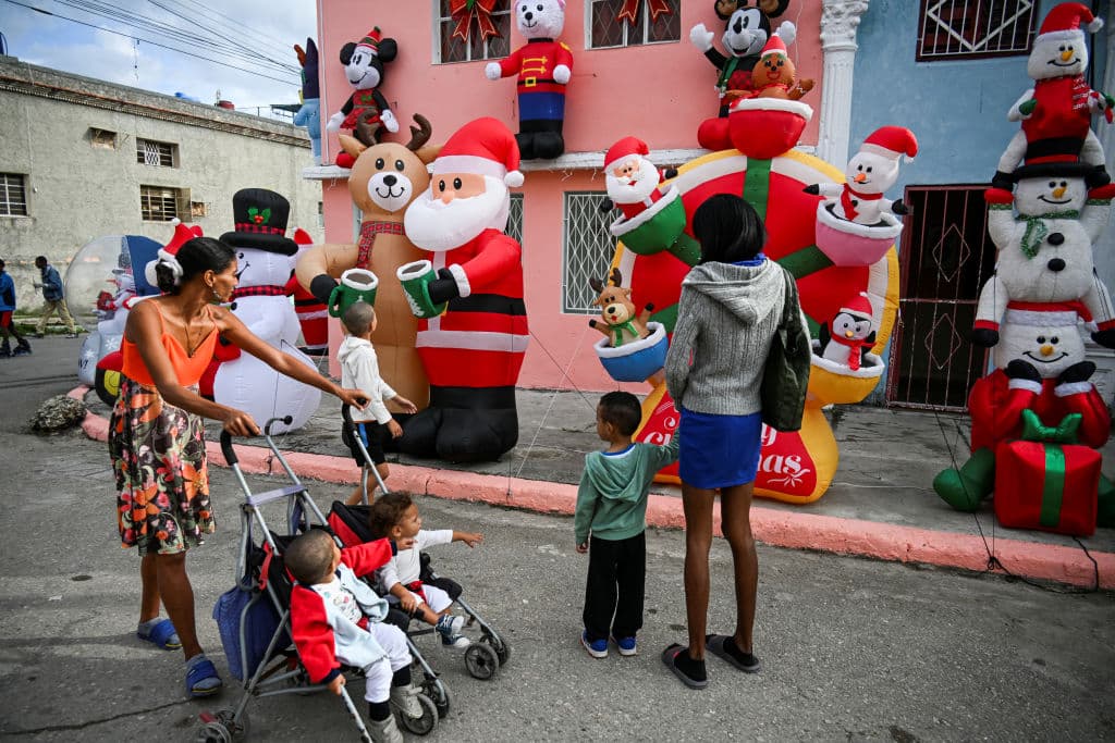 El dirigente de la revolución cubana, 
<b>Fidel Castro </b>(1926-2016), limitó los festejos navideños desde 1969 al 1998, justo 
<b><a href="https://www.univision.com/noticias/el-vaticano/francisco-tercer-pontifice-que-viaja-a-cuba" target="_blank">antes de la visita del papa Juan Pablo II a Cuba</a></b>.