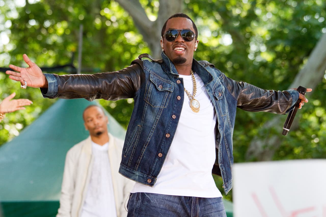 El empresario y productor musical 
<b><a href="https://www.univision.com/local/nueva-york-wxtv/sean-diddy-combs-freak-offs-trafico-sexual-acusacion-federal" target="_blank">Sean Combs, también conocido como 'Puff Daddy', 'P. Diddy'</a></b>, 'Puffy' y 'Love', entre otros nombres artísticos, se presenta en corte desde este 5 de mayo, para 
<b>el inicio del juicio en su contra</b>.
<br>
<br>Durante más de dos décadas, Combs destacó como una de las figuras más influyentes de la música. Construyó un imperio empresarial que incluía su sello discográfico, una marca de moda, una cadena de televisión, acuerdos con licoreras y un papel clave en un 'reality show'.