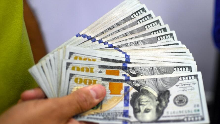 ¿Cuánto podría recibir? Los apoyos se determinan en tres niveles. El primero son personas que ganen hasta $75,000 al año, lo cuales recibiría un 
<b>reembolso de $350</b>. Parejas que ganan hasta $150,000 anual podrían 
<b>recibir $700</b>. En caso de tener un dependiente económico recibirían un pago adicional de $350, para un 
<b>máximo de $1,050</b>.