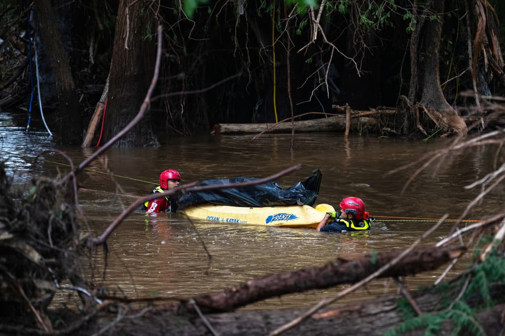 <b><a href="https://www.univision.com/local/san-antonio-kwex/rescatistas-mexicanos-participan-busqueda-desaparecidos-kerville-cuerpos" target="_blank">Voluntarios del Cuerpo de Bomberos y Protección Civil de Ciudad Acuña, en Coahuila</a></b>, México, recuperaron este lunes en la mañana el cuerpo de una persona que se sospecha fue víctima del
<b> desbordamiento del río Guadalupe</b>, que causó
<b> inundaciones catastróficas</b> durante la madrugada del 4 de julio, en varios condados de Texas.