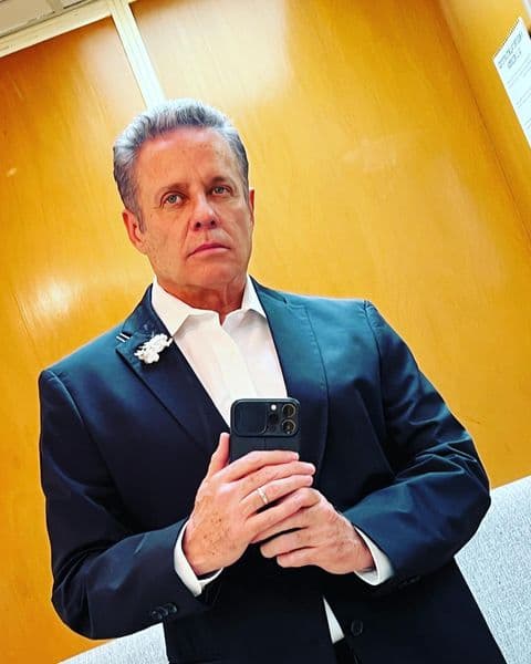 El actor mexicano, de 56 años, puntualizó además que los hombres se tienen que cuidar "al igual de las mujeres" y no solamente por cuestión estética, sino principalmente por su bienestar. 
<br>