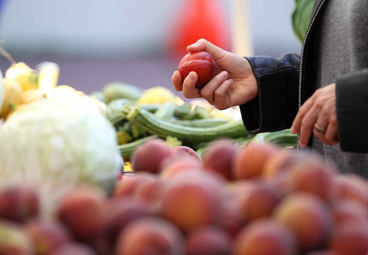 <b>Puesto 24. Clasificadores de productos agrícolas. </b>Ganan un salario anual promedio de 27,680 dólares, alrededor de 12.34 dólares por hora. Identifican a los productos agrícolas por tamaño, peso, color y condición. Son responsables de distinguir los que están defectuosos.