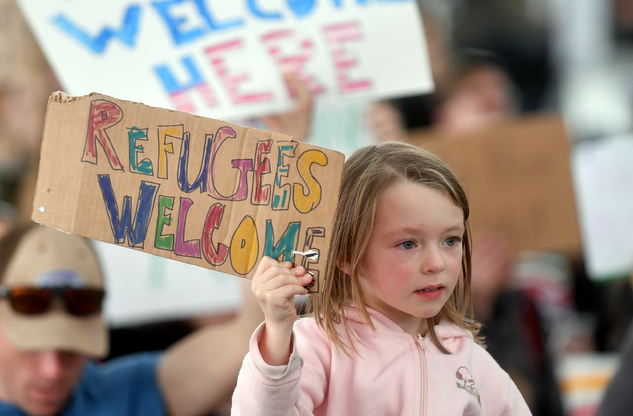 También los niños hicieron sus carteles "refugiados bienvenidos".