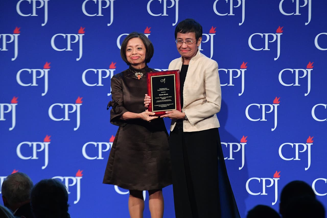 El premio de libertad de prensa Gwen Ifill 2018 fue para 
<b><a href="https://www.rappler.com/authorprofile/maria-ressa">Maria Ressa (D),</a> directora ejecutiva y fundadora de la web <i>Rappler</i>. </b>Este es un sitio de noticias de Filipinas conocido por la cobertura crítica de las polémicas políticas y acciones del presidente Rodrigo Duterte. Recibió el galardón de manos de Sheila Coronel, directora del Centro Stabile para el Periodismo de investigación. Coronel es decana de asuntos académicos de la Escuela de Periodismo de la Universidad de Columbia y asesora principal del CPJ.
