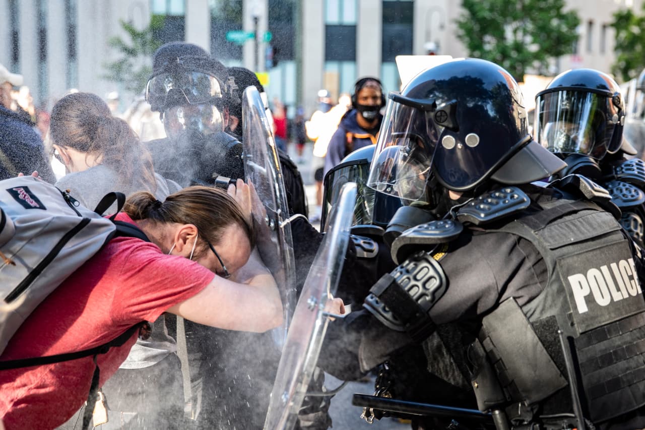 Trump no puede ser enjuiciado por ordenar el violento desalojo de manifestantes frente a la Casa Blanca, determina una jueza 