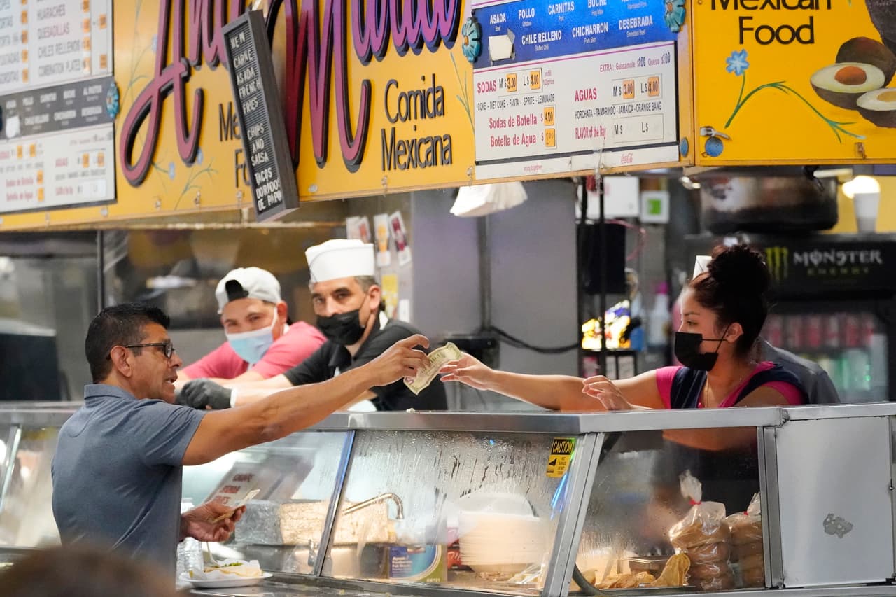 🔴 
<b>Precios de los alimentos fuera de casa: +0.7% en julio frente a junio</b>
<br>
<br>Desaceleraron levemente su ritmo de avance, pero volvieron a subir otro mes. Las comidas 'limitadas' fuera de casa subieron 0.8%, mientras que las comidas 'completas' treparon 0.6% en julio frente al mes previo.