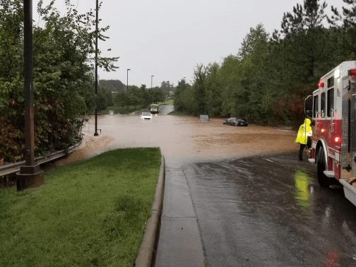 "Hay inundaciones significativas en West Gate y Fast Park Dr., así como un árbol caído en Dixon Drive. Les pedimos a los conductores que busquen rutas alternas y conduzcan con cuidado", dijo RPD en 
<a href="https://twitter.com/raleighpolice" target="_blank">Twitter.</a>