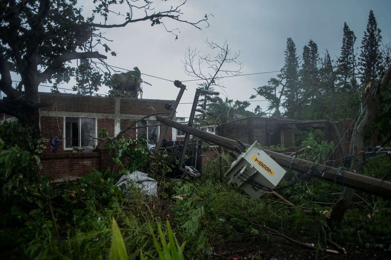 Grace tocó tierra en el este de México con fuertes lluvias, que causaron desbordamientos y unas 330,000 personas perdieron el servicio eléctrico en Veracruz.