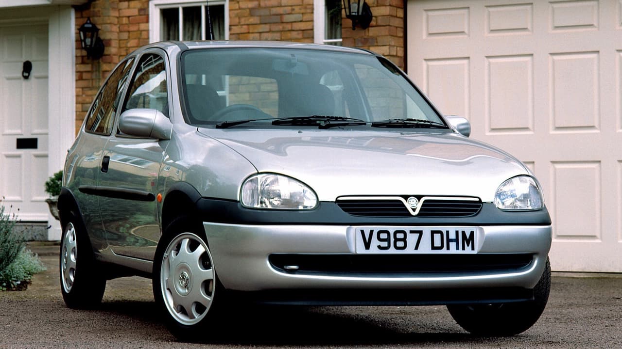 <h3 class="cms-h3-H3">14. Opel/Vauxhall/Chevrolet Corsa</h3>
<br>
<br>Este subcompacto global producido por General Motors ha sido comercializado por muchas de las marcas del conglomerado automotriz estadounidense a través de varias décadas y ha tendido mucho éxito tanto en Europa como en diversos mercados emergentes de Asia y Europa con más de 13 millones de unidades vendidas. El Corsa nunca fue vendido en Estados Unidos. El diseño de Corsa ha sido siempre responsabilidad de Opel, la antigua filial alemana de General Motors, la cual fue adquirida por el consorcia francés Groupe PSA. 
<br>
<br>
<b>Año de estreno</b>: 1982.
<br>
<b>Año de salida</b>: Aún es producido.