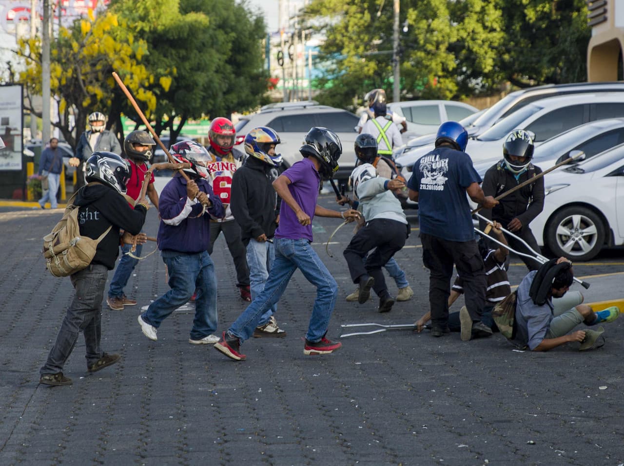 Un grupo de choque motorizado, identificado con el gobierno de Daniel Ortega, ha intervenido contra los manifestantes con palazos y pedradas. El lunes 16 de abril fueron anunciadas las reformas por Roberto López, presidente Instituto Nicaragüense de Seguridad Social (INSS).