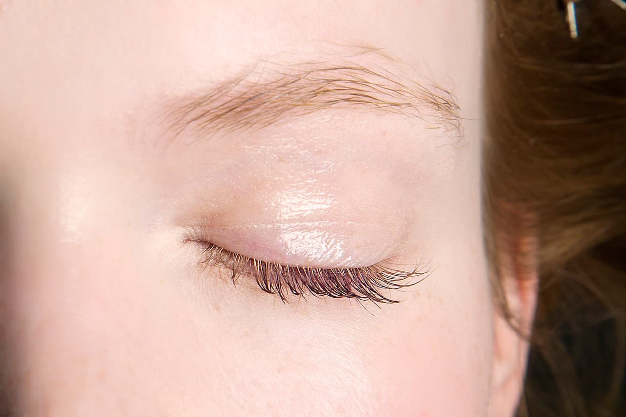 <b>No darle la importancia debida a las cejas</b> 
<br>Ellas son parte fundamental de rostro y en algunas ocasiones no les damos la atención que se merecen: 
<b>salimos de la casa sin maquillarlas y ni siquiera las peinamos.</b> Ignorar el valor que tienen es una equivocación, pues ellas
<b> le dan proporción al rostro.</b> Desde hace más de dos décadas 
<a href="http://www.univision.com/estilo-de-vida/belleza/quien-es-anastasia-y-por-que-son-tan-famosos-sus-productos-para-las-cejas">Anastasia Soare</a> ha destacado la importancia que tienen y ofrece productos para realzarlas.