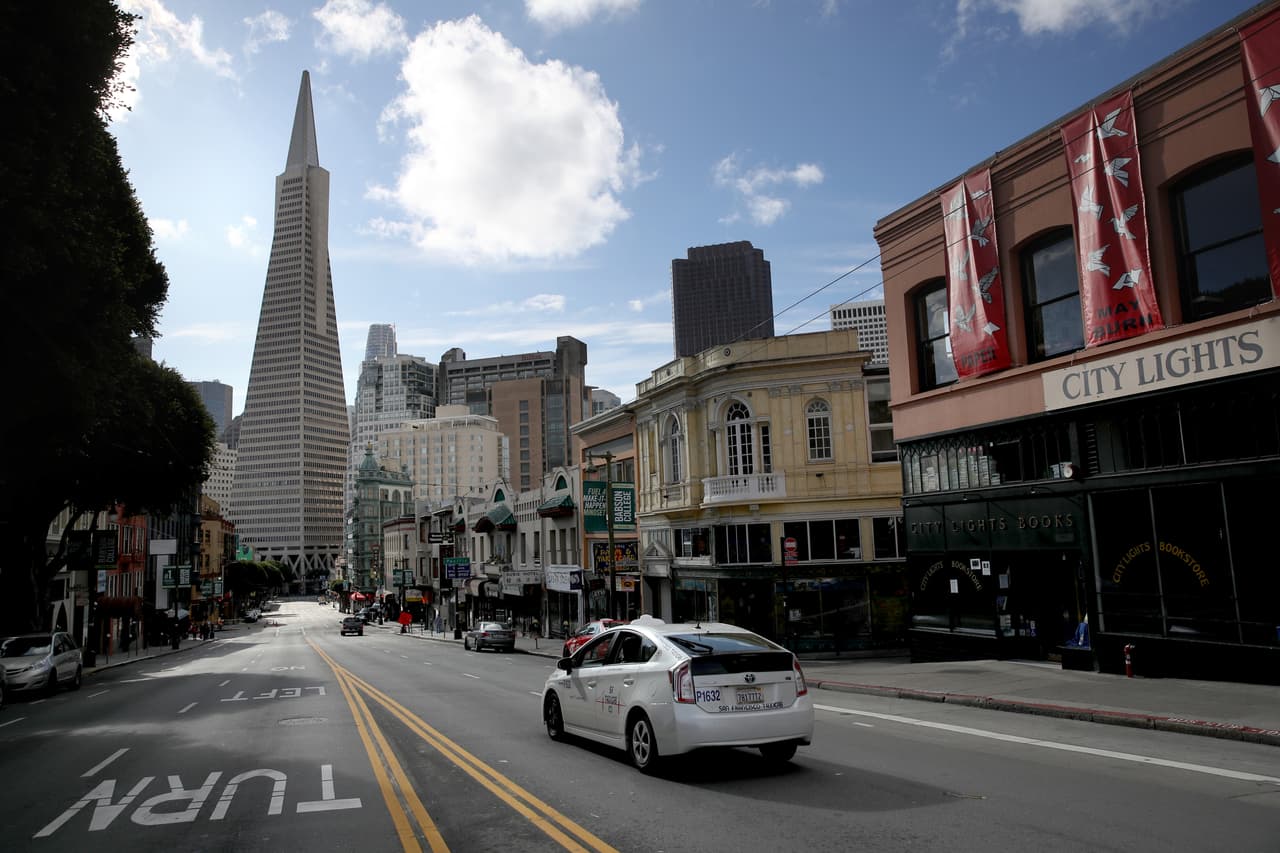 Si alguien quisiera podría caminar por varias cuadras en medio de la calle Columbus para visitar la Pirámide Transamérica en San Francisco. Sin embargo, el mandato prohíbe todos los traslados ya sean a pie, bicicleta, automóvil o transporte público, a menos que se realicen para operar negocios o realizar actividades catalogadas como “indispensables”.