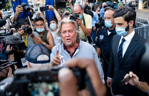 Arrestan al exasesor de la Casa Blanca Steve Bannon acusado de fraude en la recaudación de fondos para el muro de Trump