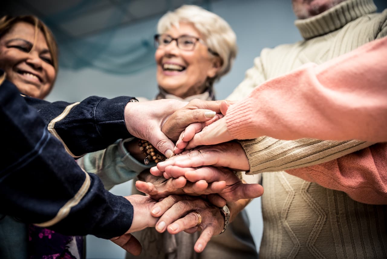 <b>Haz nuevos amigos y cuida los que ya tienes</b>
<br>Hacer amigos, apuntarse a un club, hacer trabajos de voluntariado y, en suma, mantenerse activo socialmente es tan importante como el ejercicio o la alimentación para envejecer bien. 
<a href="http://www.nejm.org/doi/pdf/10.1056/NEJM198408303110902">Un estudio con hombres que sobrevivieron a ataques al corazón</a>, por ejemplo, encontró que aquellos con fuertes conexiones personales tenían muchas más posibilidades de sobrevivir los tres años siguientes. Amigos y familiares aportan sentido vital y razones para seguir viviendo.