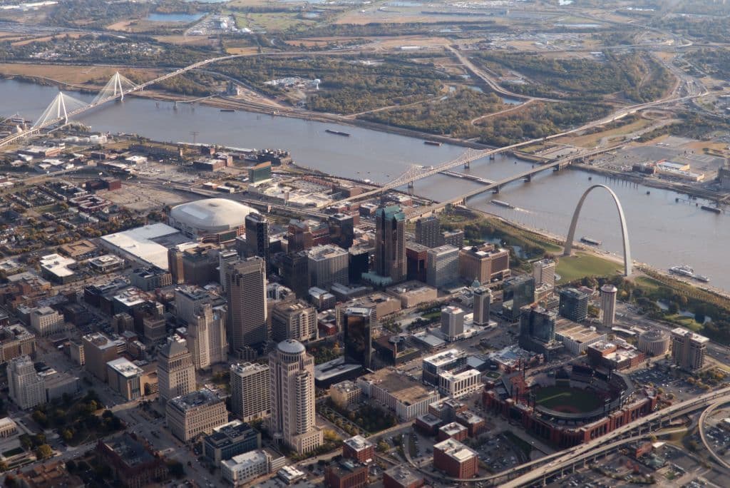 <b>6. Río Mississippi (Minnesota, Wisconsin, Illinois, Iowa, Missouri, Kentucky, Tennessee, Arkansas, Mississippi y Louisiana): </b>Este río, el segundo más largo del país, es un motor económico que tiene un importante ecosistema fluvial y sirve de hábitat a más de 870 especies de peces y vida silvestre. Pero "la contaminación de los fertilizantes agrícolas está afectando el agua potable y provocando la reproducción de algas tóxicas en el río Mississippi y sus alrededores", dice el informe. También la mala gestión de los recursos e infraestructuras así como las inundaciones constituyen una amenaza para el río.