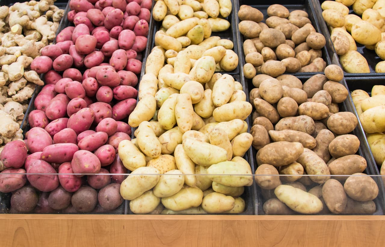 <b>Puesto 6. Papas, con una subida del 8.7%</b> entre febrero y junio de 2020.
<br>
<br>Esta subida de precio registrada en 2020 posiblemente no se deba solamente a la pandemia. Los precios de la papa suben y bajan con las estaciones. Por lo general alcanzan su punto máximo en agosto y luego un mínimo en diciembre. Sin embargo, en los últimos 10 años el precio de la papa sí ha subido un 36,4%.
<br>