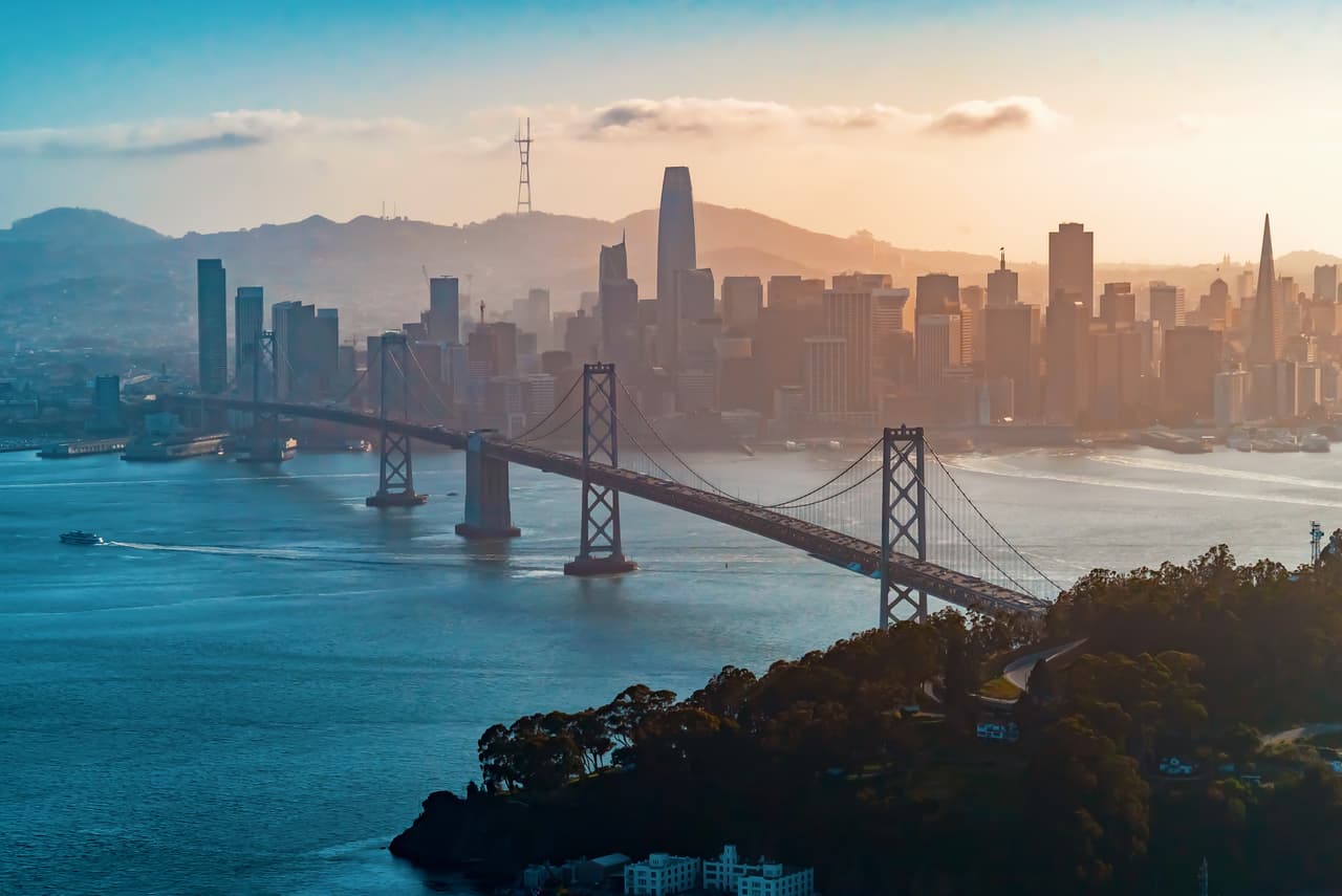 <b>California.</b> Mientras algunas medidas se han reactivado por el aumento de los casos, las restricciones de viaje se han relajado. Los parques temáticos aún están cerrados pero las playas, parques nacionales, campamentos y otras instalaciones recreativas están abiertas, con medidas de protección. En California hay 750 positivos de covid-19 por cada 100,000 habitantes.
<br>