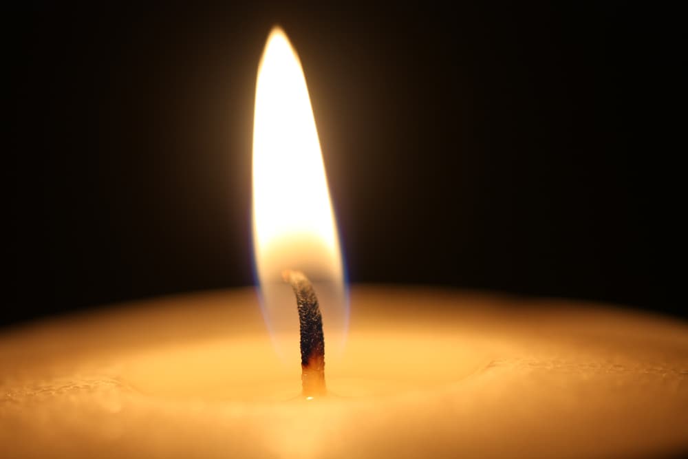 Si luego de que prendimos la vela, se apaga y ya no podemos volver a encenderla, también es una señal. Suele indicar que la asistencia que necesitamos puede no llegar en ese momento, o que pidamos más adelante, o inclusive que nosotros debemos resolver el asunto por nuestra cuenta, sin ayuda de nadie.