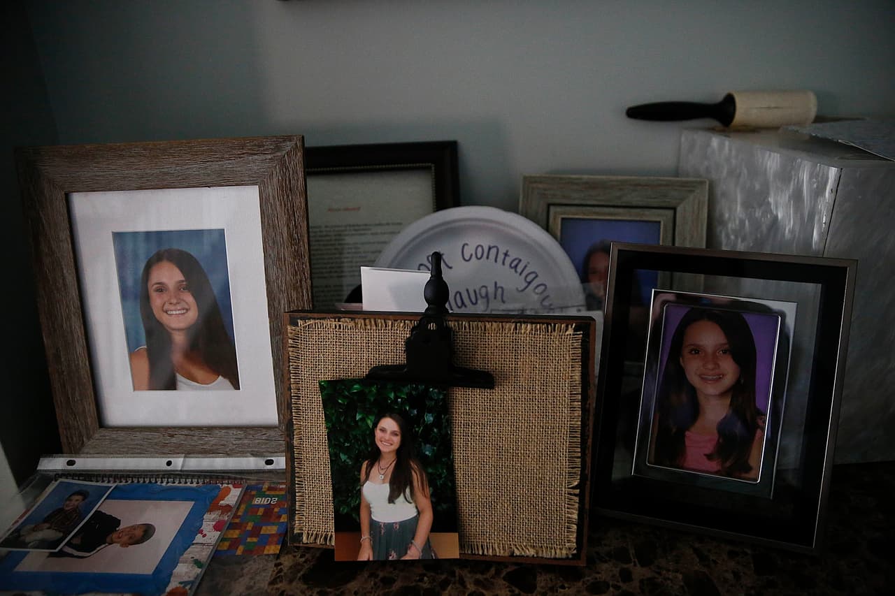 Fotografías de Alyssa Alhadeff en una mesa de la casa. Cuando el tiroteo comenzó, la joven trató de esconderse debajo de una mesa en su clase de inglés. Pero el asesino armado con un rifle semiautomático AR-15 disparó a través de una ventana y Alyssa recibió 10 de esas balas: en el corazón, el torso, la cabeza y una pierna, la pierna con la que mejor pateaba jugando fútbol.