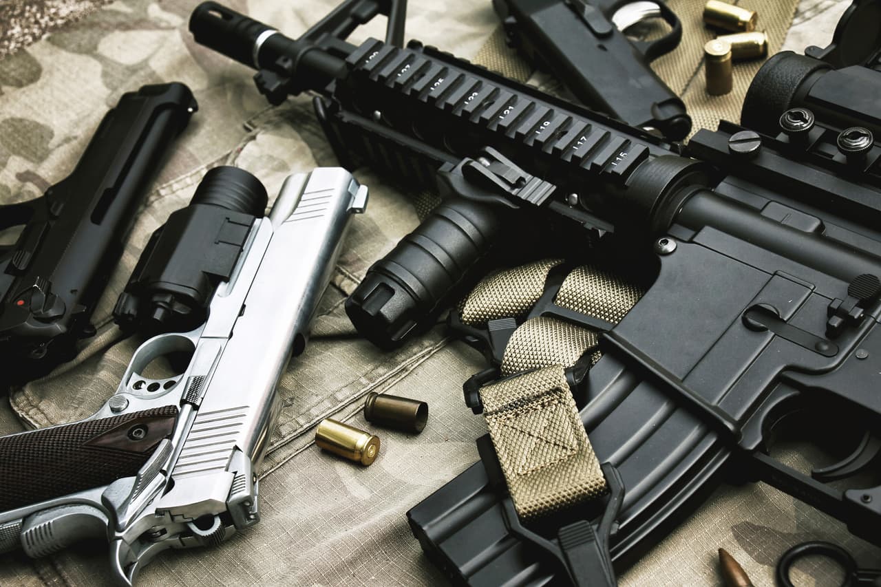 <h2 class="cms-H2-H2">Armas</h2>
<br>
<br>Aunque en Estados Unidos se permita la posesión de armas, llevarlas a México está prohibido. Necesitas un permiso de la Dirección General de Registro Federal de Armas de Fuego y Control de Explosivos. 
<br>
<br>Si llevas armas que no son de uso militar, te pueden dar de tres a 10 años de prisión, según el Sistema de Administración Tributaria. Si son armas de uso exclusivo de las fuerzas armadas, puedes enfrentar de cinco a 30 años de prisión.