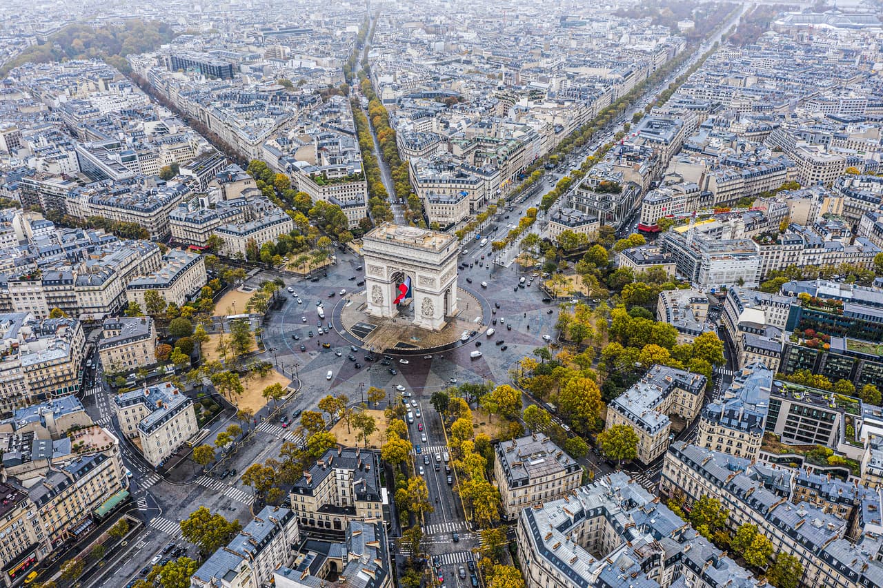 <b>Puesto 16. Francia.</b>
<br>
<br>Tasa más alta de impuesto sobre la renta personal en 2021: 45.00%.
<br>
<br>En este país el tipo más alto de impuesto se aplica a la renta imponible superior a 157,806 euros (unos 179,002) dólares. Existen recargos sociales adicionales sobre los ingresos más altos que están determinados por el estado civil y los tipos de ingresos (como los dividendos en acciones).
<br>
<br>Según el estudio, algunos países cobran una sobretasa adicional a sus contribuyentes más ricos, a veces denominada tasa o contribución de “solidaridad”, como se le llama en Grecia y Portugal.
<br>