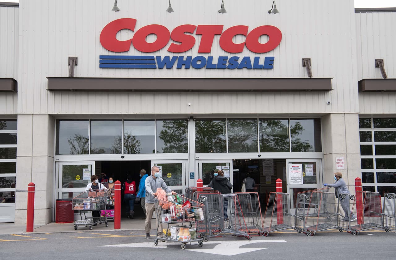 <b>Costco:</b> esta compañía fue una de las primeras en imponer el uso obligatorio de mascarillas y ahora ha sido una de las más rápidas en responder para eliminar esta normativa para aquellos que estén completamente vacunados. "No exigiremos prueba de vacunación, pero solicitamos la cooperación responsable y respetuosa de los miembros", escribió el CEO Craig Jelinek en 
<a href="https://www.costco.com/coronavirus.html" target="_blank">una carta</a>. "Se seguirán requiriendo mascarillas faciales en entornos de atención médica, incluidas las farmacias, ópticas y centros auditivos", añadió.