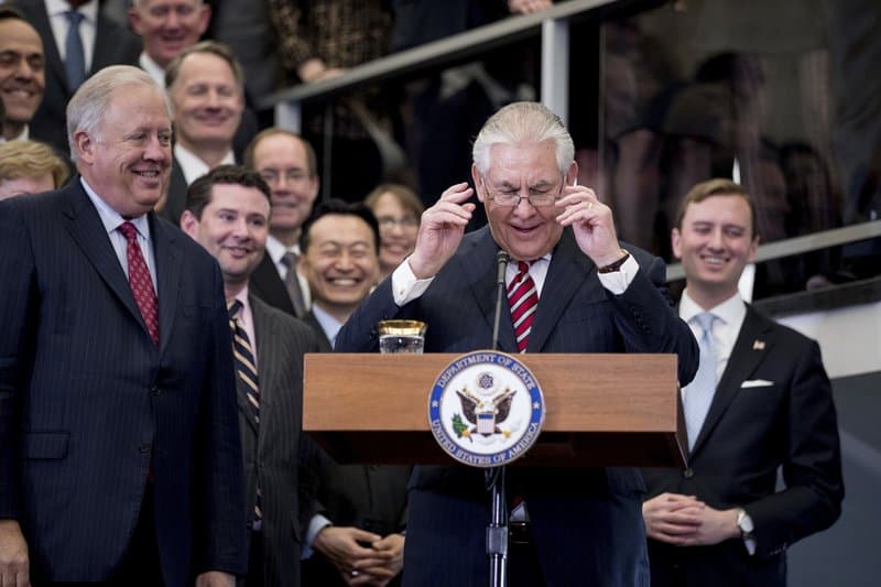 <b>Tom Shannon</b>, e
<b>l principal diplomático estadounidense</b> de carrera y especialista en América Latina
<a href="https://www.univision.com/noticias/america-latina/nuevo-golpe-a-la-diplomacia-de-eeuu-renuncia-el-numero-3-del-departamento-de-estado-tom-shannon"> anunció su renuncia el 1 de febrero</a> de 2017. Aseguró que se retiraba por motivos personales y no políticos. "Mi decisión es personal e impulsada por el deseo de atender a mi familia, hacer un balance de mi vida y establecer una nueva dirección para los años que me quedan", acotó.
