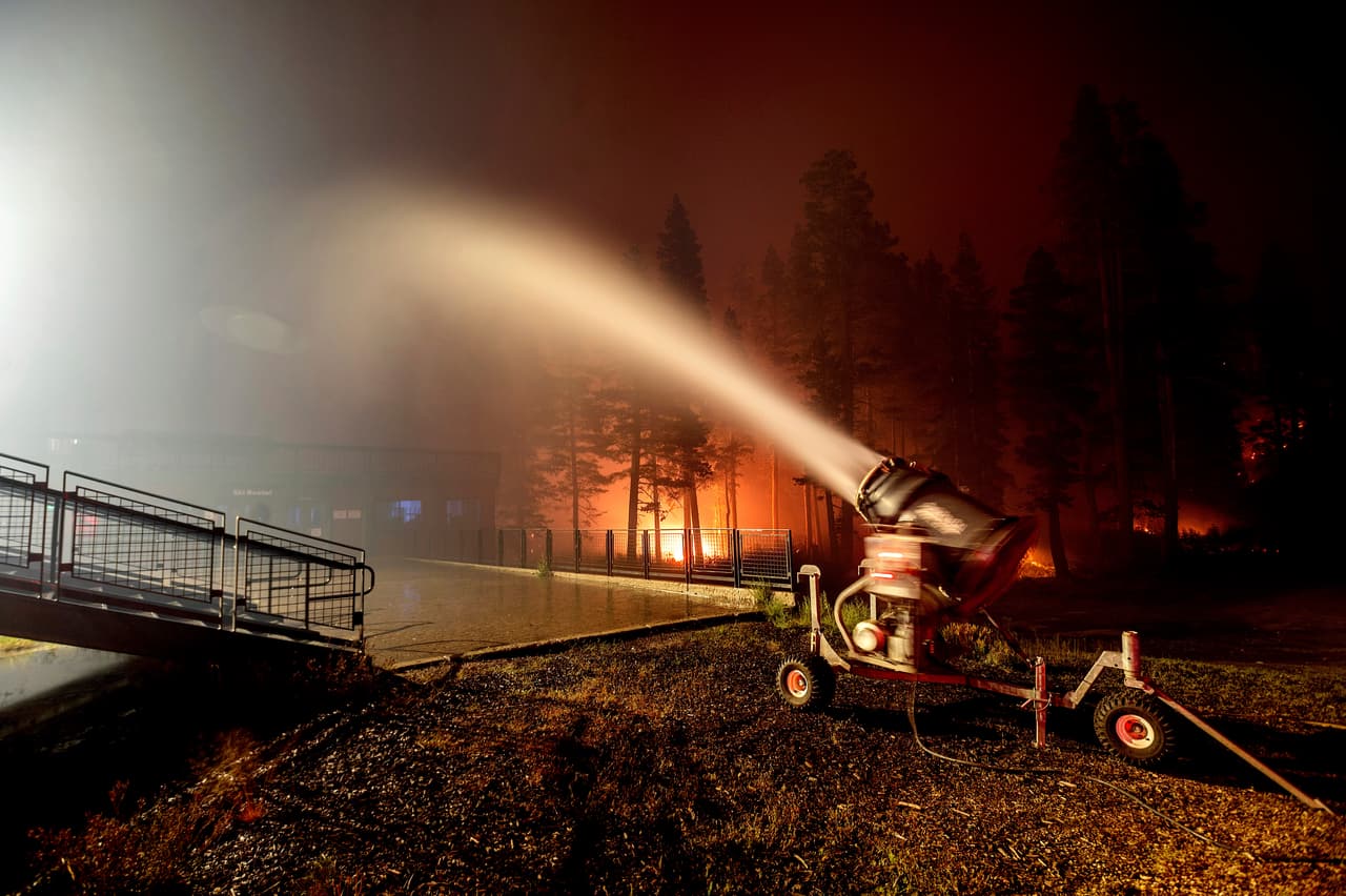 Más de 15,000 
<a href="https://www.univision.com/temas/bomberos">bomberos</a> se encuentran luchando contra los varios incendios en California, entre ellos hay miembros de equipos de Utah, Washington, Wisconsin y Virginia Occidental, según explicó Mark Ghilarducci, director de la Oficina de Servicios de Emergencia de California.