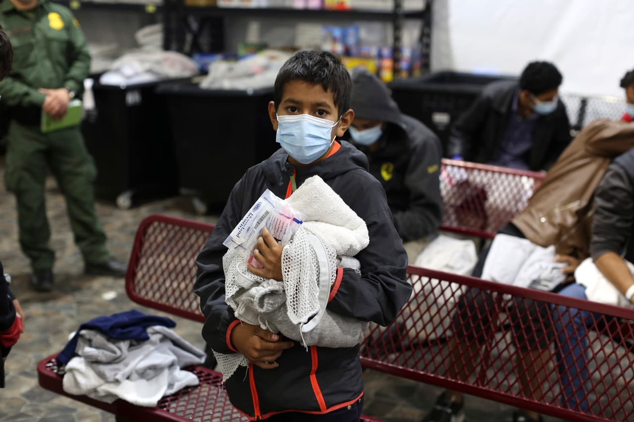 Un niño espera su turno antes de ser bañado en el centro de detención. 
<a href="https://www.univision.com/noticias/inmigracion/fotos-ninos-migrantes-hacinados-patrulla-fronteriza-texas" target="_blank">Los menores</a> reciben brazaletes con un código de barras que muestra la fecha en que fueron bañados y sometidos al examen médico.