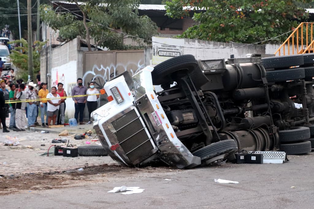 <b>“Íbamos bien, el chofer fue quien no se controló… nos movíamos de un lado para otro”, </b>dijo uno de los heridos en el hospital a Univision Noticias. 
<br>