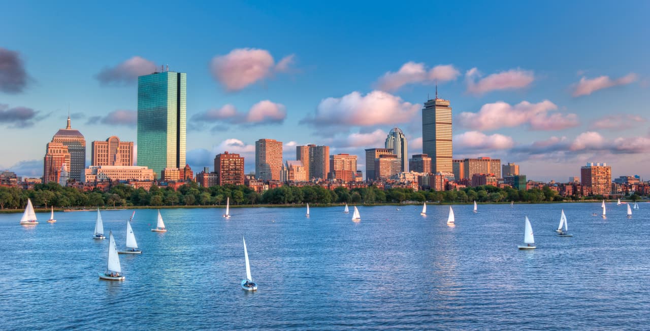 <b>Puesto 13: Massachusetts. </b>Fuerza laboral en industrias de alto riesgo: 15% del total. Solicitudes de desempleo: 17.2% (653,680). Cantidad de casos de covid-19 por cada 10,000 habitantes: 79.6. Cantidad de fallecidos por la enfermedad por cada 10,000 habitantes: 4.2.Tasa de desempleo proyectada para julio: 15.1%.