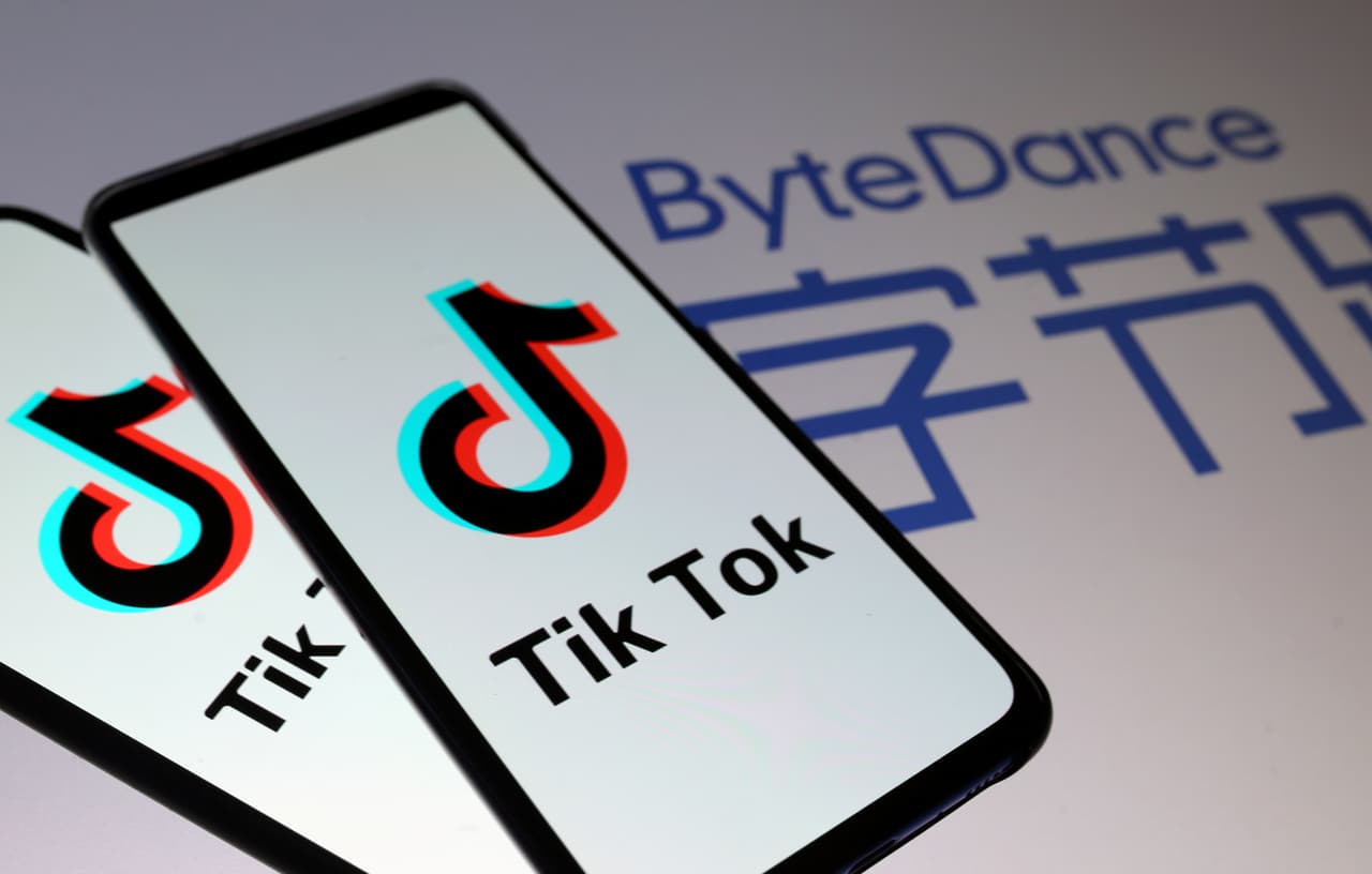 Las autoridades policiales recomiendan que padres estén atentos al comportamiento riesgoso de los menores, puesto que es muy fácil mentir y dejarse llevar por quienes están al otro lado del teléfono.
<br>
<br>Tik Tok es otra aplicación popular, cuyo fin es ganar popularidad entre los menores. Lo que los padres deben saber es que la plataforma combina videos musicales con el chat. 
<b>"Los insultos y el contenido sexual son comunes"</b> advierten desde la Oficina del Alguacil.
<br>