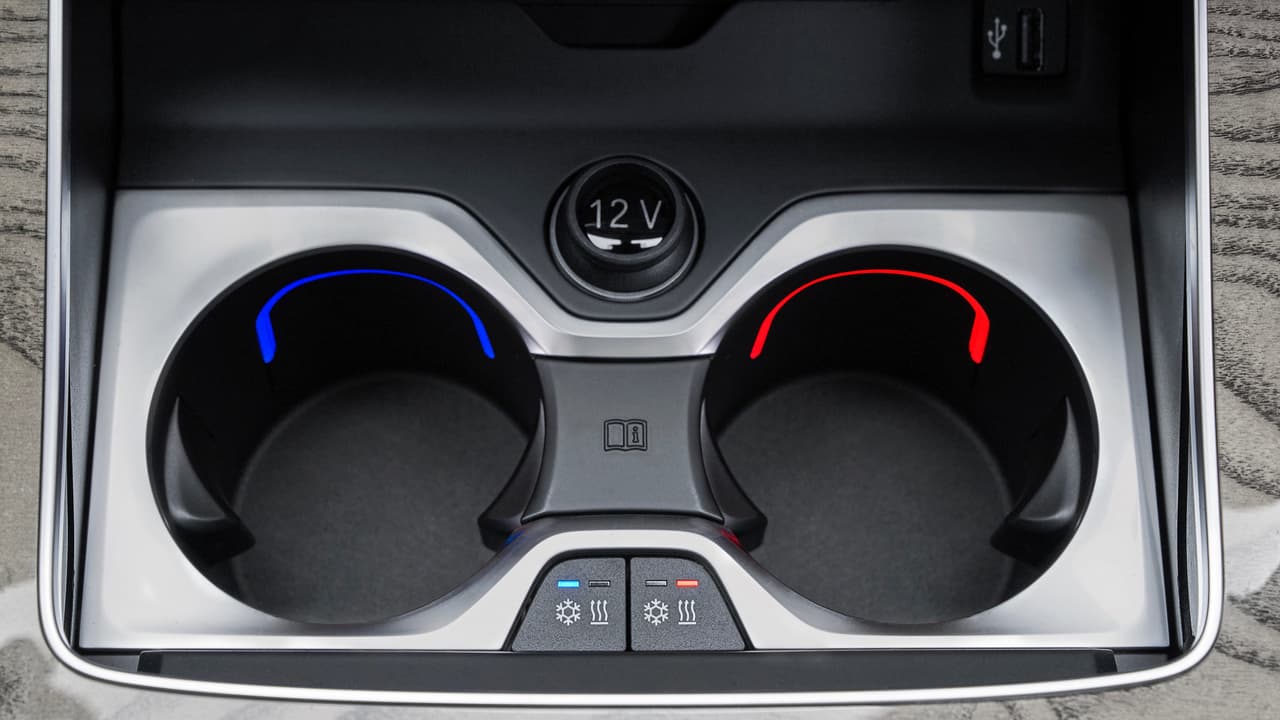 Estos 
<b>porta vasos calentados y enfriados</b>, son parte del paquete 'Premium' de la BMW X7 2020.