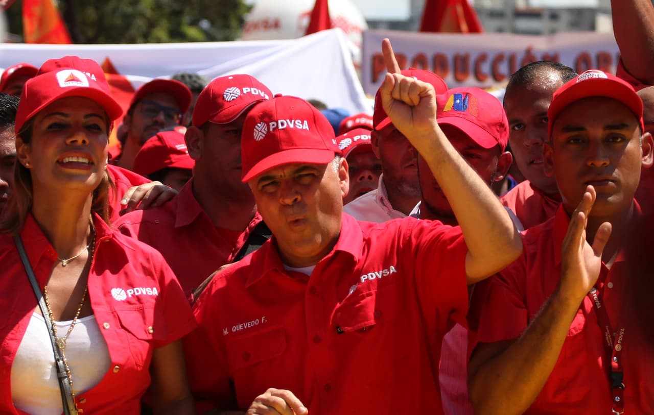 El Ministro de Petróleo de Venezuela y Presidente de la petrolera estatal venezolana, PDVSA, Manuel Quevedo (c) asiste a un mitin en apoyo a la petrolera estatal PDVSA en el centro de Caracas, Venezuela, 31 de enero de 2019.