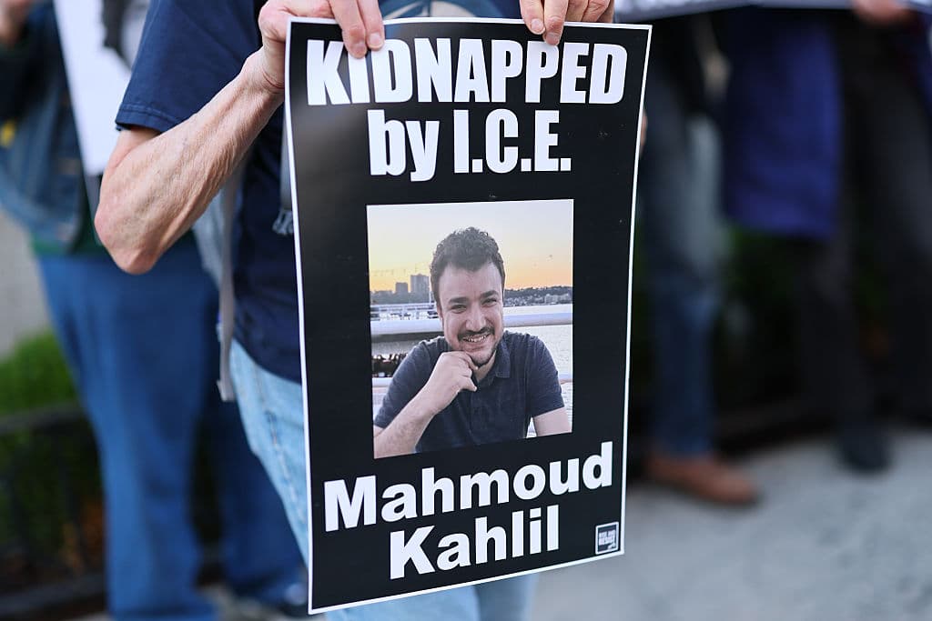 Juez dice que el gobierno debe liberar a Mahmoud Khalil, el estudiante de Columbia detenido por protestar contra la guerra en Gaza
