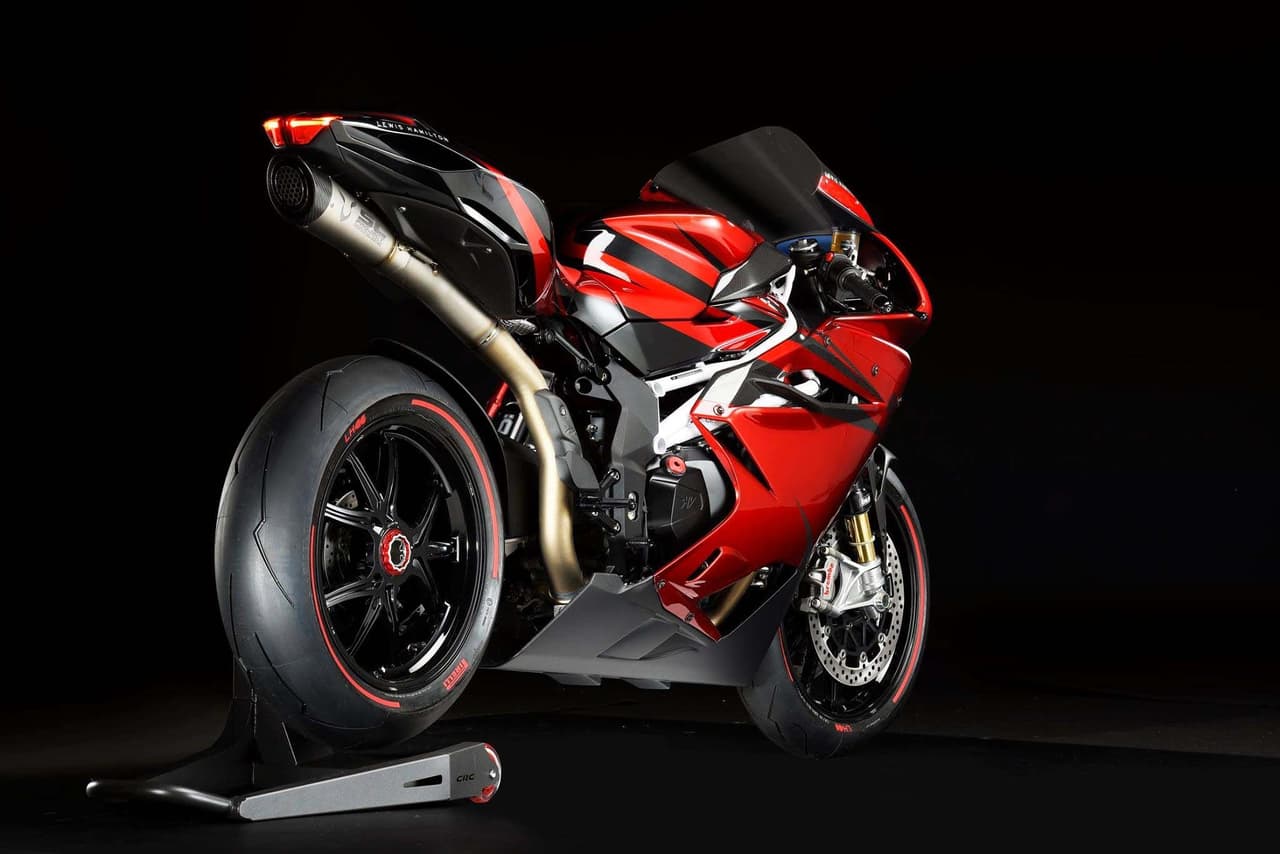 La relación de Lewis con MV Agusta parte de que Daimler es la propietaria del equipo de F1 Mercedes-AMG Petonas para el que el conduce.