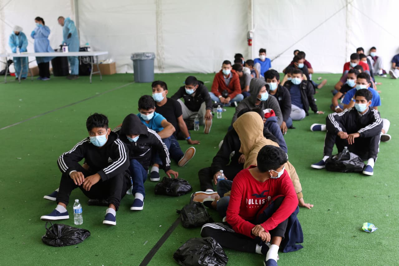 Niños inmigrantes esperan ser sometidos a pruebas por 
<a href="https://www.univision.com/temas/coronavirus">coronavirus</a> en el centro de detención en Donna, Texas. No se les somete a una prueba por 
<a href="https://www.univision.com/temas/coronavirus">covid-19</a> a menos de que el niño haya mostrado síntomas.
<br>