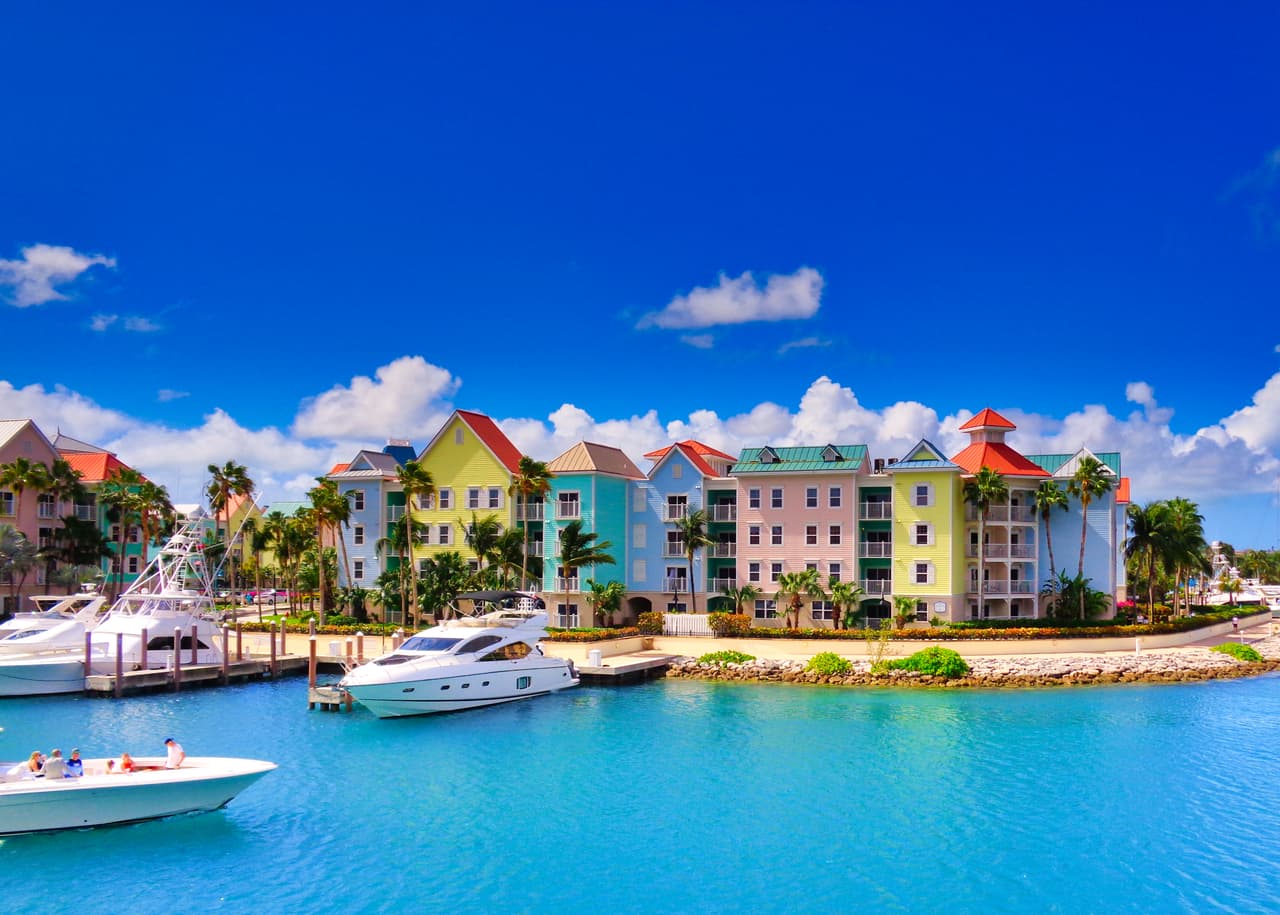 <b>Las Bahamas. </b>La nación vecina de estado de Florida planea reabrió sus puertas el 1 de julio. El archipiélago se había abierto a yates y aviones privados el 15 de junio. Los turistas deberán completar una visa de salud electrónica antes de viajar y los visitantes deberán mostrar una prueba de covid-19 negativa.