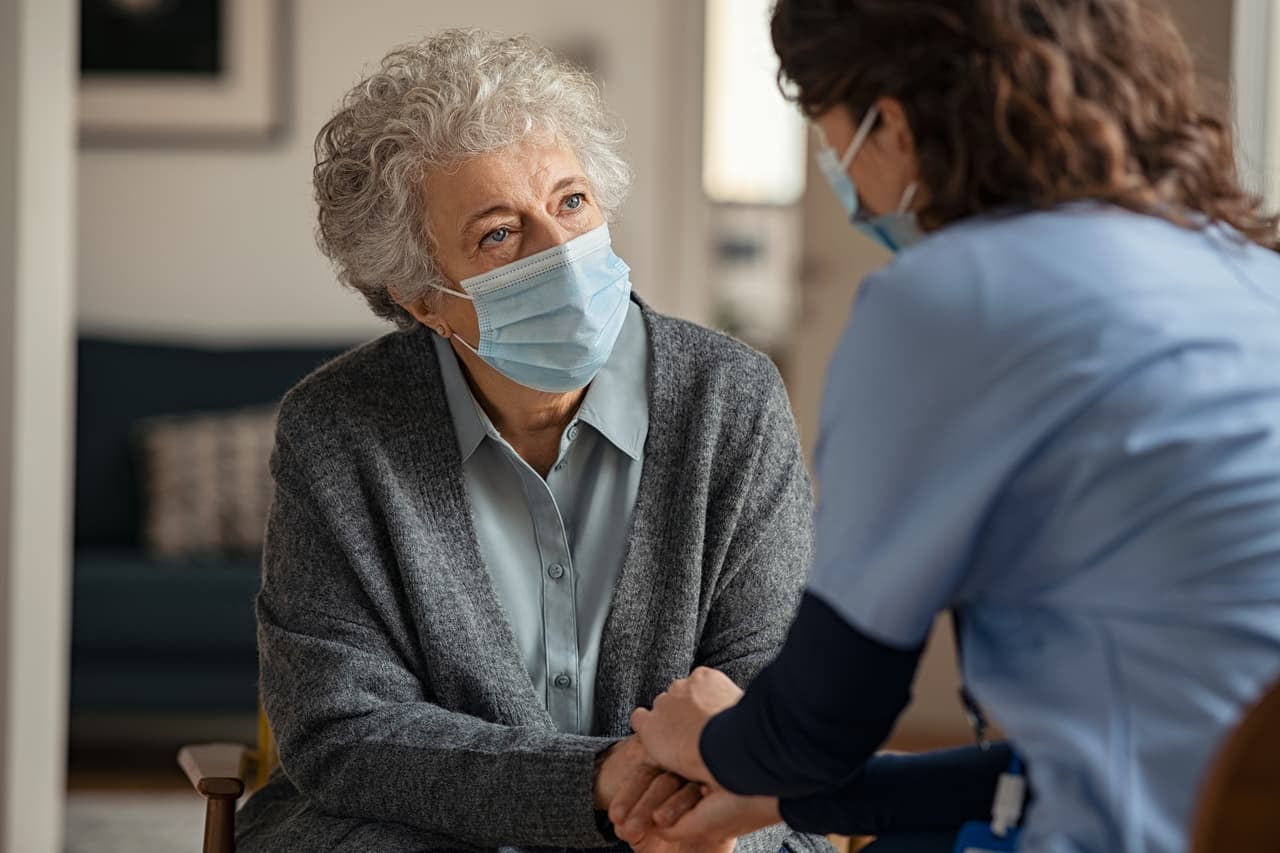 <b>Asistente de salud en el hogar</b>.
<br>
<br>Salario promedio anual: 25,280 dólares.
<br>
<br>Crecimiento esperado de este empleo para 2029: 33.7%.
<br>
<br>Estos trabajadores ayudan a los pacientes en sus rutinas diarias en casa, como cocinar y otras tareas. Su demanda va en crecimiento a medida que envejece la población y aumenta la expectativa de vida en el país.
<br>
<br>Las empresas empleadoras exigen un diploma de secundaria y algunas certificaciones, entre ellas la de reanimación cardiopulmonar. 
<a href="https://www.univision.com/noticias/dinero/mejores-paises-mundo-economia-sociedad-calidad-de-vida-fotos-2021-fotos"><u>Vea aquí </u>los 25 mejores países para vivir según la estabilidad económica, los logros sociales y la calidad de vida</a>
<br>