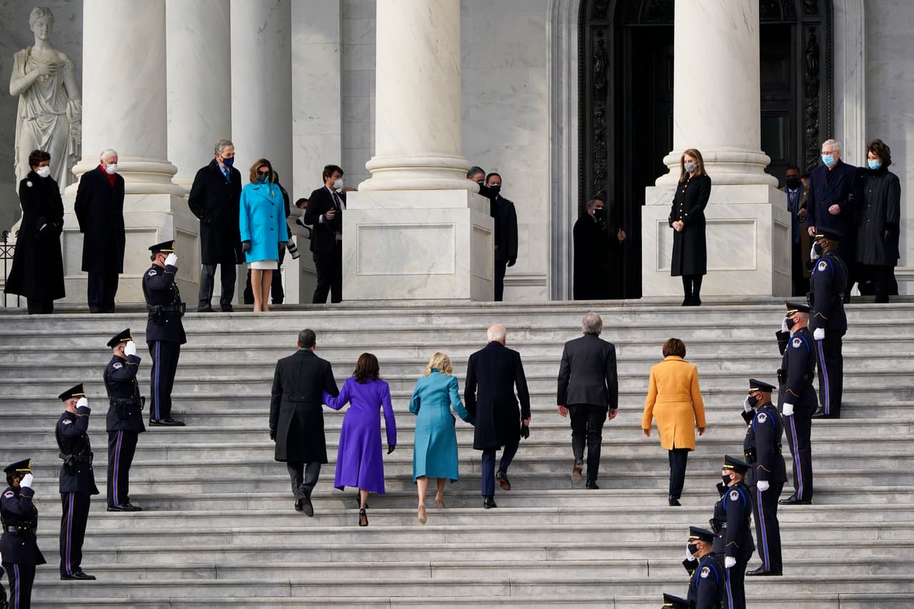 Las dos parejas presidenciales subir las escalinatas del Capitolio. Al mediodía del 20 de enero Joe Biden será el presidente 46 de Estados Unidos.