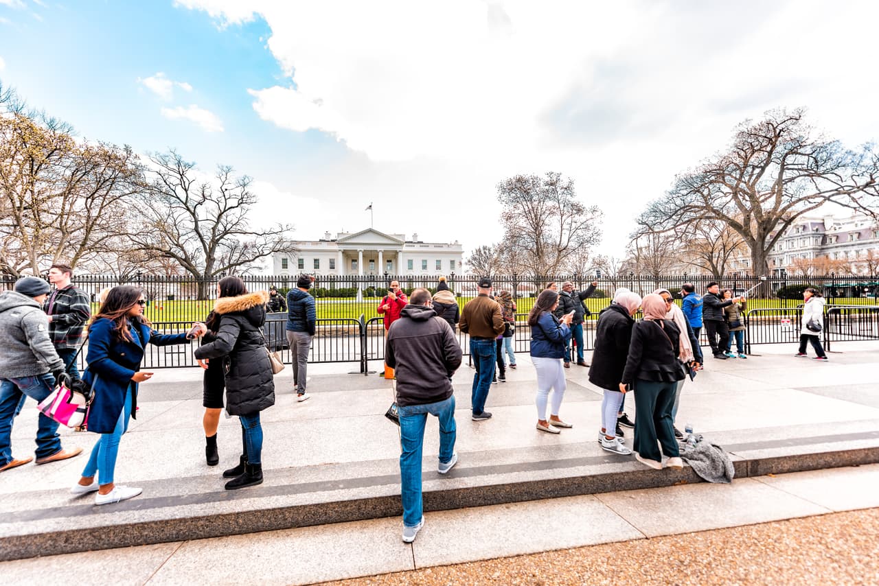 <b>Puesto 9: Washington, DC.</b> 37,495 personas tienen un patrimonio neto de cinco millones de dólares o más: 37,495 y el porcentaje de la población con este patrimonio es de 1.3%. Otros estudios aseguran que las 
<a href="https://www.univision.com/noticias/salud/estas-son-las-ciudades-de-eeuu-con-poca-densidad-de-poblacion-y-estan-menos-expuestas-a-una-pandemia-fotos"><u>ciudades menos densas y con trabajos bien remunerados</u></a> serán más prósperas después de la pandemia del nuevo 
<a href="https://www.univision.com/temas/coronavirus">coronavirus</a>. 
<br>