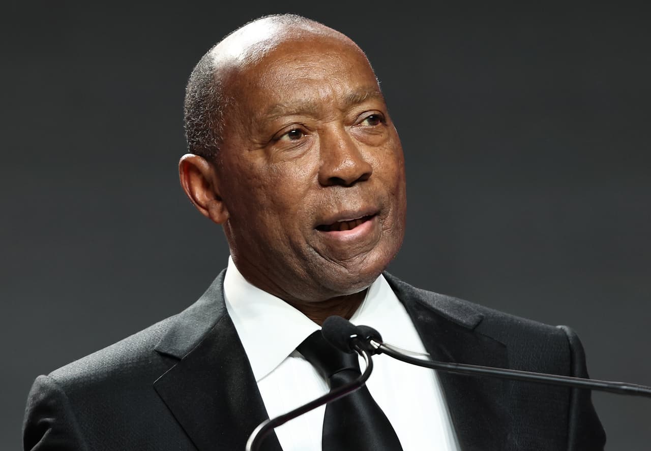 Representante Terri A. Sewell: "Me entristece enterarme del fallecimiento de mi colega, el congresista Sylvester Turner. 
<b>Deja tras de sí un extraordinario legado de servicio como alcalde de Houston y Representante del 18º Distrito del Congreso de Texas. Descanse en paz.</b> 🙏".
<br>