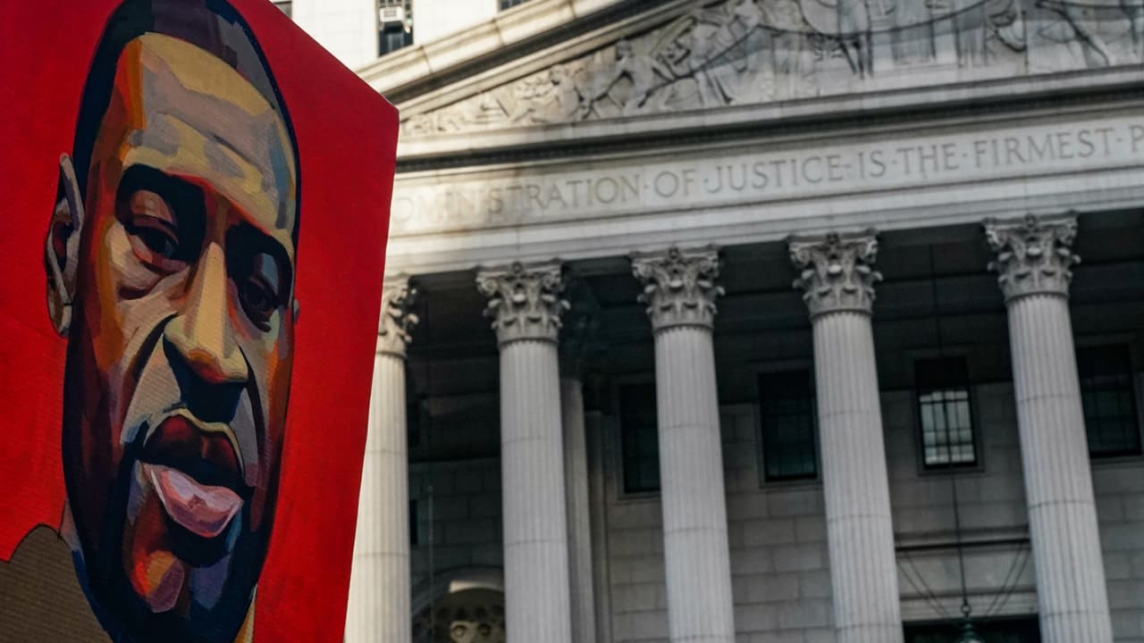 El gobernador de Texas, 
<a href="https://www.univision.com/temas/greg-abbott">Greg Abbott</a>, otorgó el indulto a ocho presos, pero no incluyó a George Floyd.