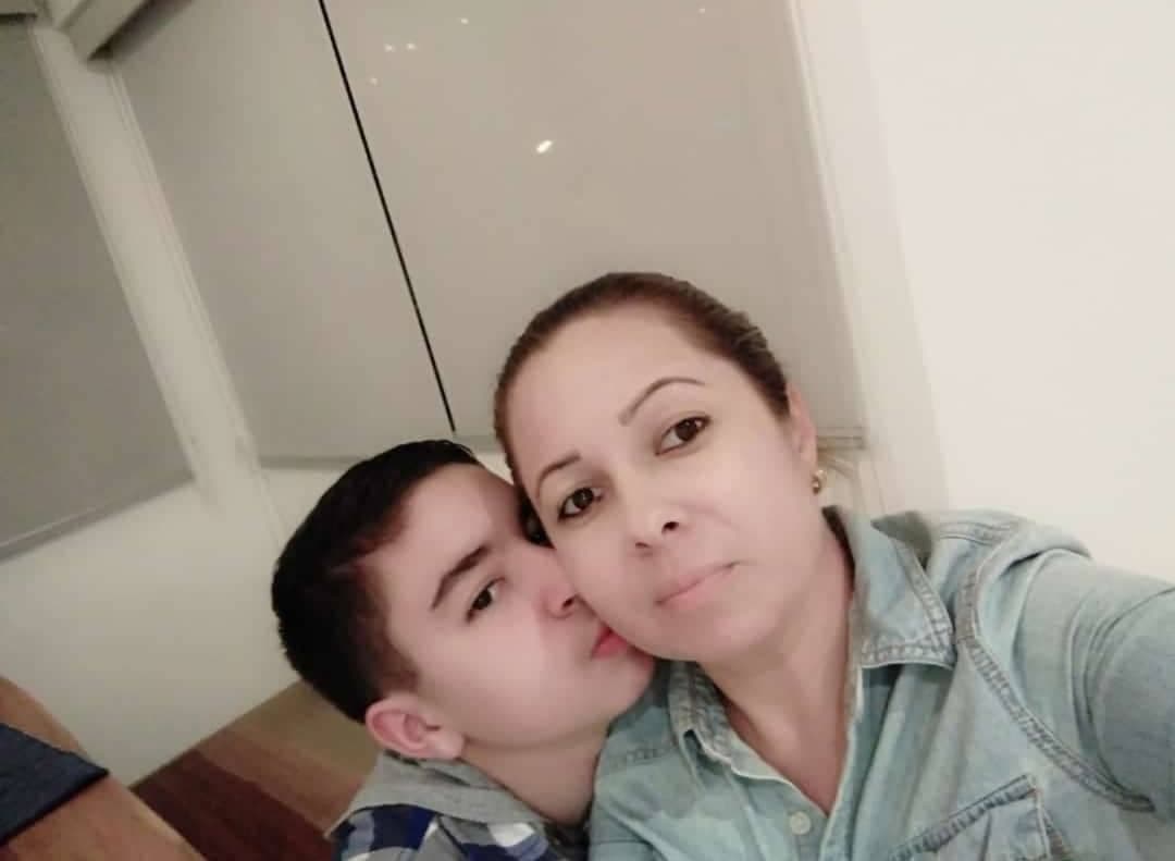 Agobiada por esta situación, María dice llorar todas las noches por no estar con su hijo y
<b> espera poder encontrar la manera de que alguno de los dos pueda viajar</b> para que Marcelo pueda ser operado. 
<br>