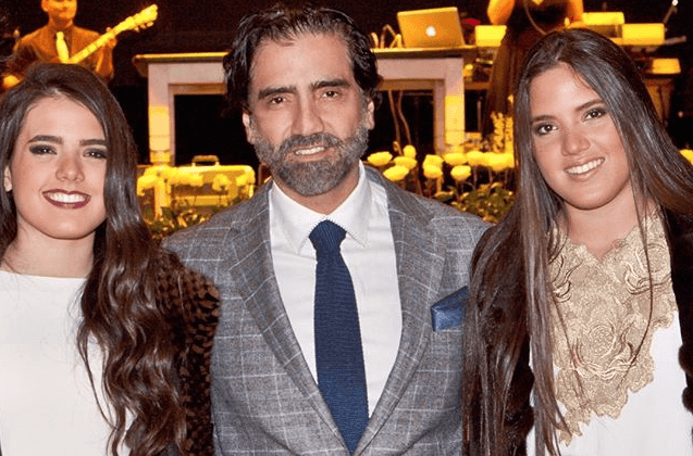 Alex Fernández es hijo de Alejandro Fernández y América Guinart, con quien 'El Potrillo' también tuvo a Camila y América.
<br>