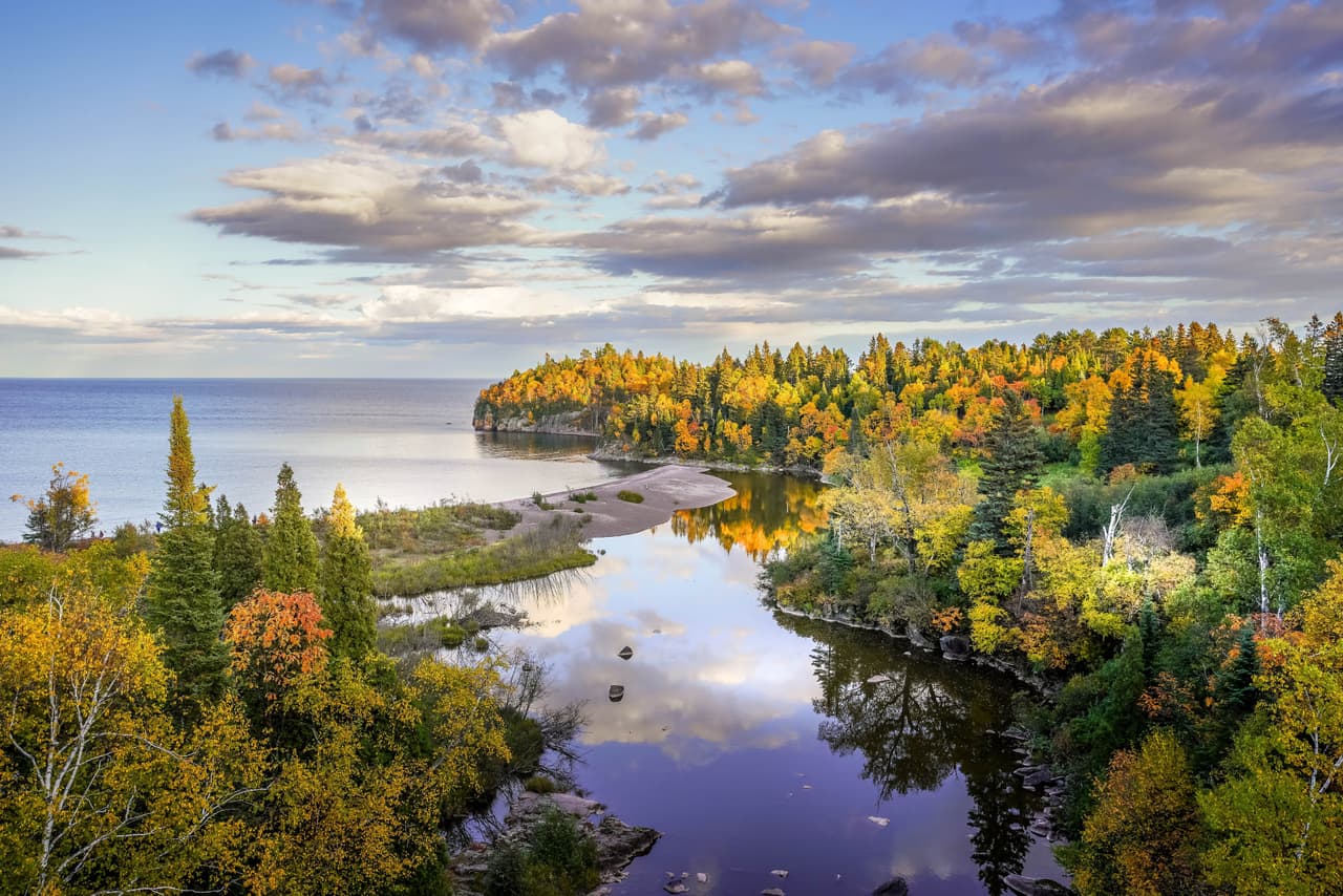 <h3 class="cms-H3-H3">12. Minnesota</h3>
<br>
<br>🚧 
<b>Ofertas de trabajo para mayo de 2022: </b>7.5%
<br>
<br>🚧 
<b>Tasa de desempleo para mayo de 2022: </b>2.0%
<br>
<br>🚧
<b> Aumento de ofertas laborales con respecto al año anterior:</b> +21.0%
<br>
<br>🚧 
<b>Fuerza laboral:</b> 3,086,907 personas.
<br>