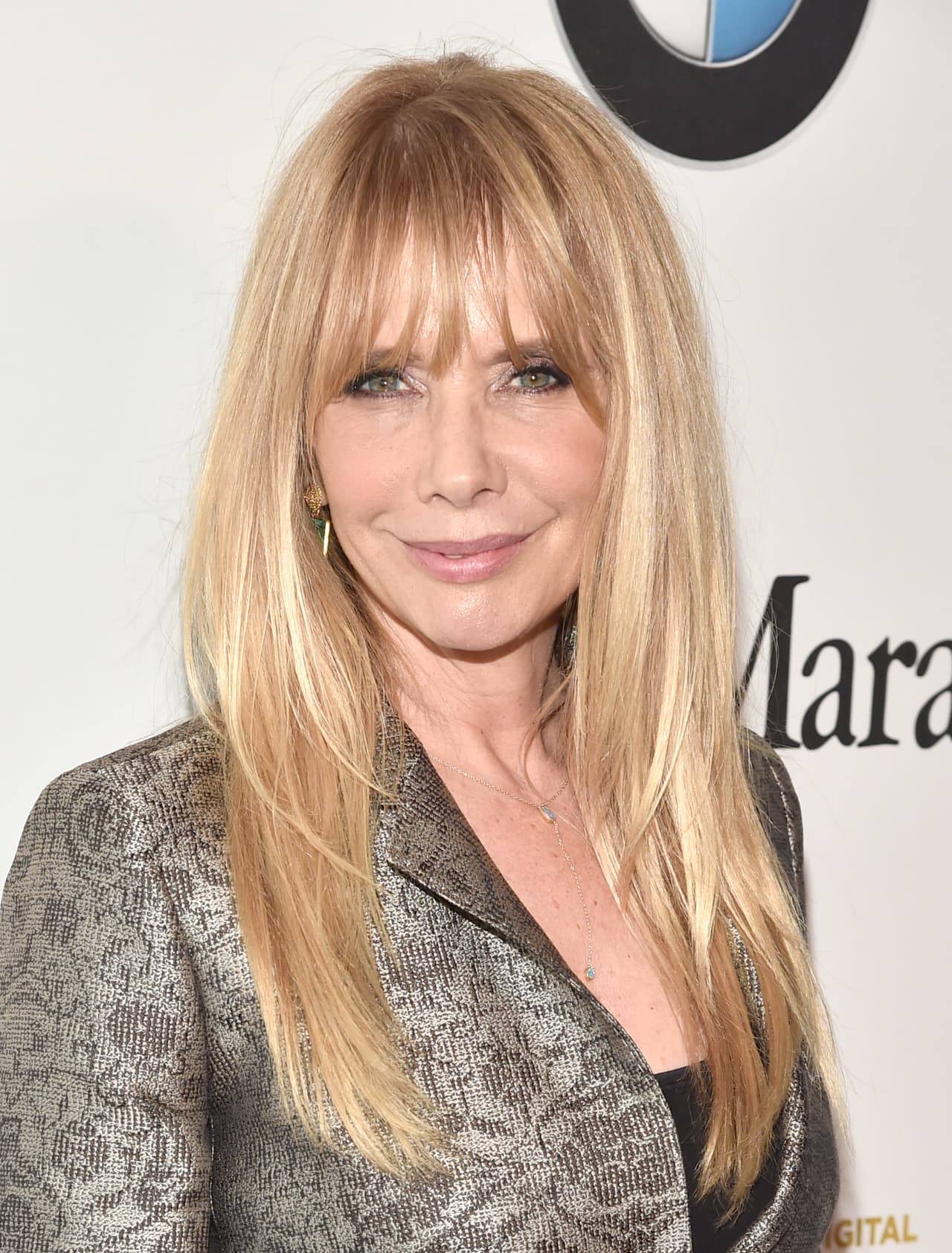 <b>Rosanna Arquette</b> contó a The New Yorker que a principios de la década de los 90 Weinstein le pidió que se reuniera con él en un hotel de Los Ángeles. Cuando llegó a su habitación Arquette se encontró con el productor en albornoz: le dijo que le dolía el cuello y que necesitaba un masaje. Tomó su mano y la puso en su cuello. Cuando ella la retiró, 
<b>le volvió a agarrar la mano y se la puso en el pene, que estaba a la vista y en erección</b>. Arquette se escabulló y Weinstein le dijo que estaba cometiendo un grave error al rechazarlo.