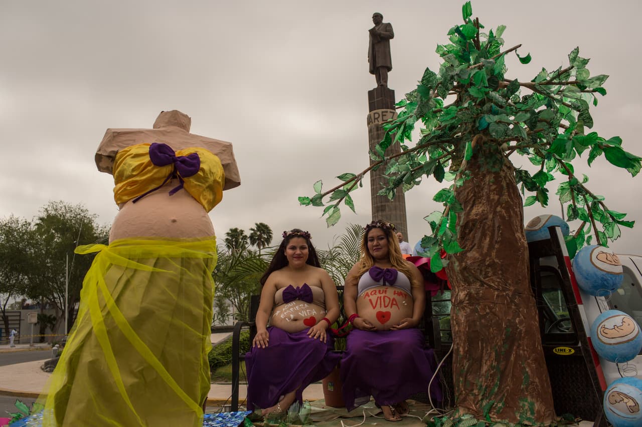 Mujeres embarazadas desfilan en una parada contra la violencia en Nuevo Laredo, Tamaulipas, México, organizada por iglesias locales. 25 de marzo de 2017.