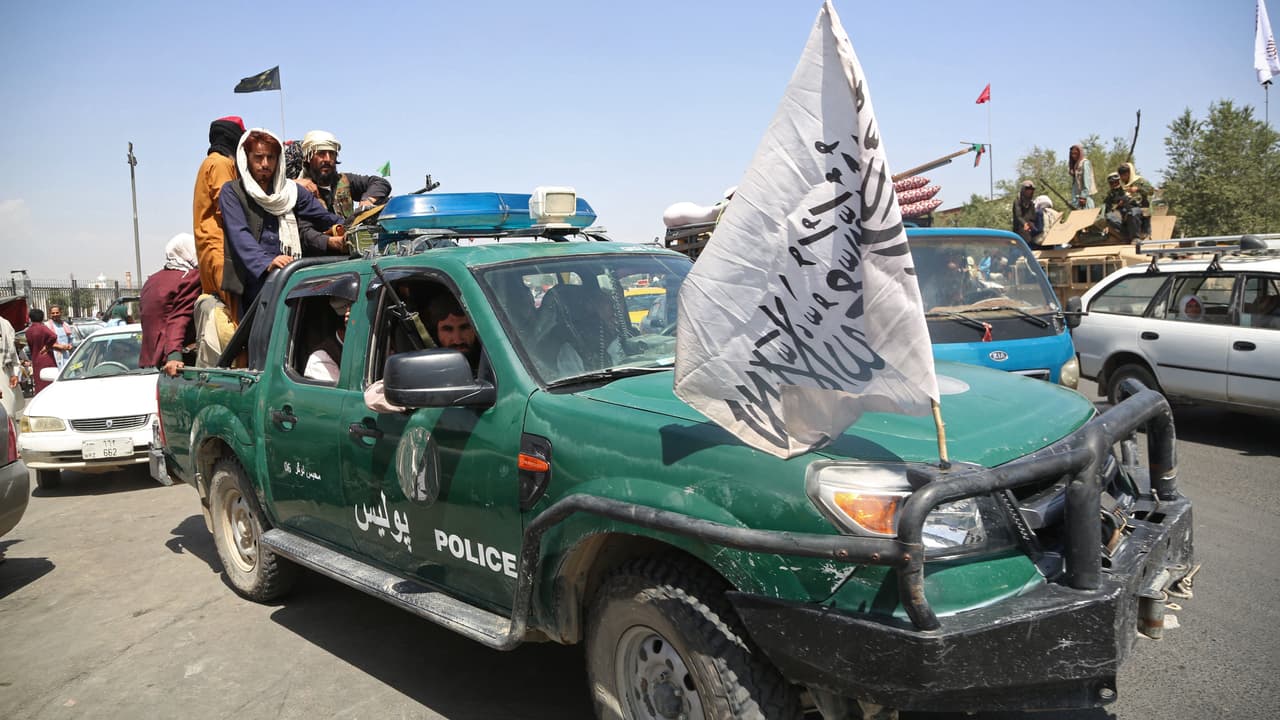<b>En video: <b>EEUU planea evacuar a estadounidenses de Afganistán tras la toma de poder de los talibanes</b></b>
<br>
<br>Mientras miles de personas huyen de Afganistán luego de que los talibanes tomaran el control, el Departamento de Estado planea evacuar a estadounidenses que se encuentran en territorio afgano, entre ellos al menos 100 periodistas.