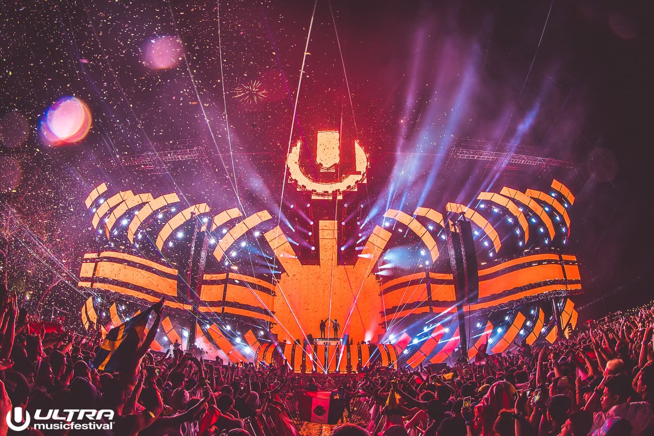 The Prodigy, David Guetta, Tiesto, Carl Cox batallaron contra algunos momentos de lluvia durante el Ultra Music Festival 2017 Miami. Pero a los asistentes les importó muy poco el mal clima.
<br>